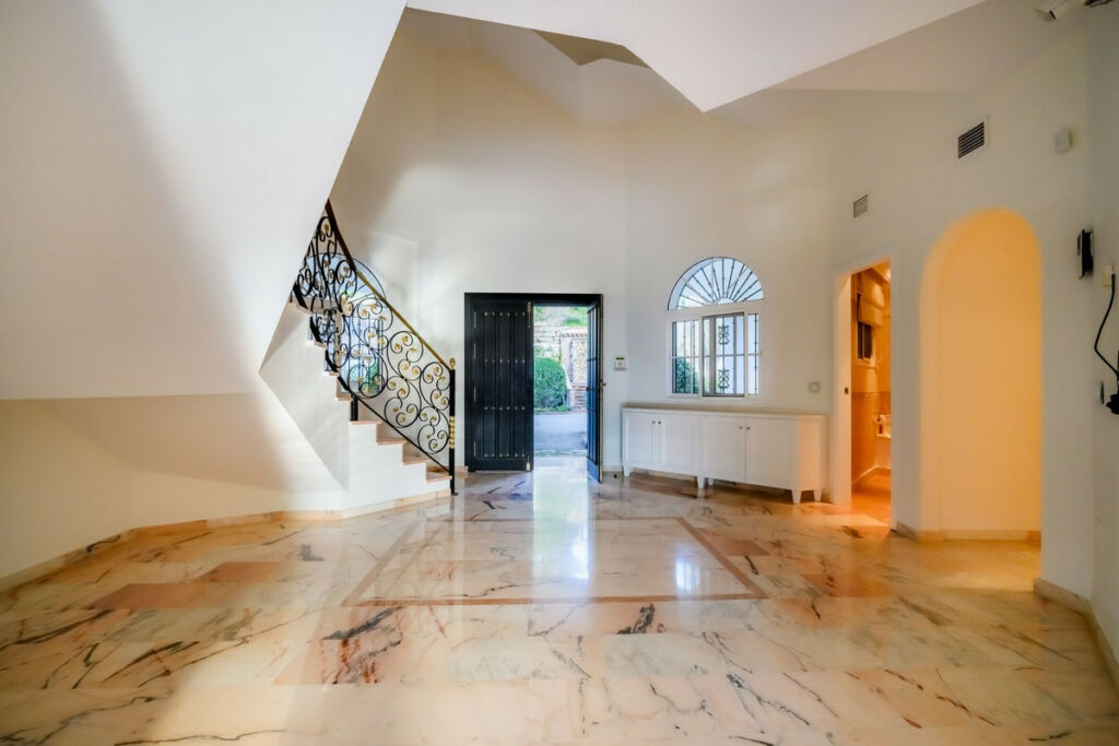 Detached Villa Nueva Andalucía Málaga - image 14