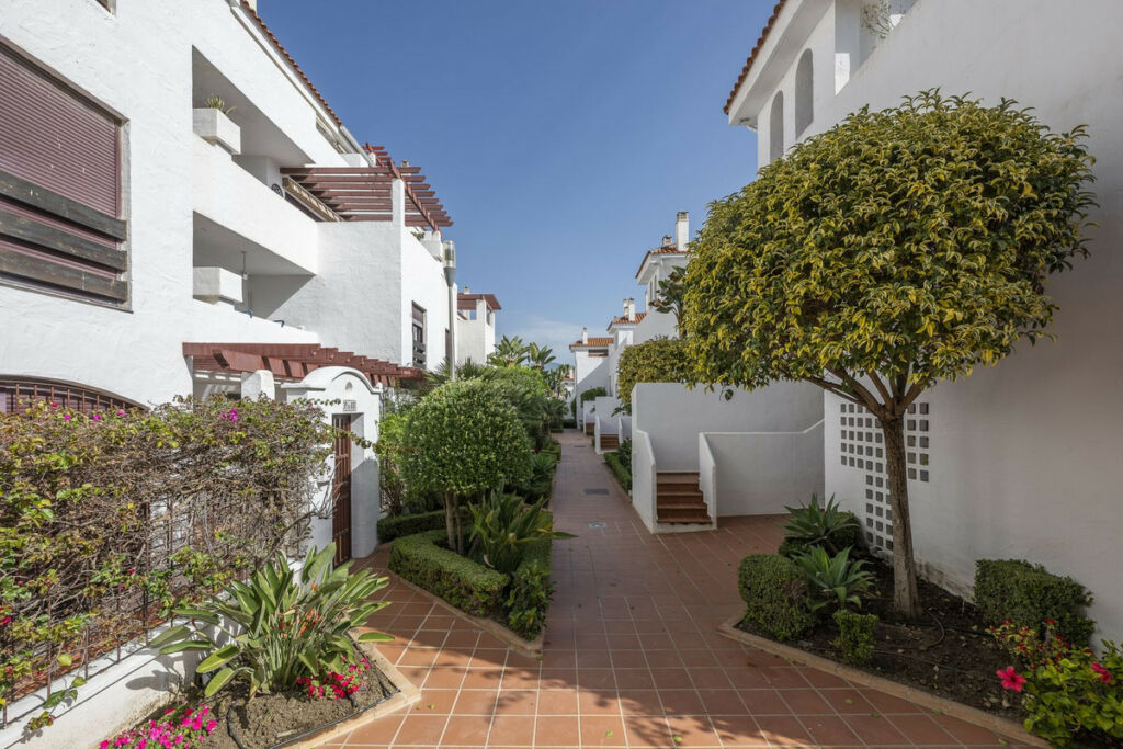 Middle Floor Apartment Nueva Andalucía Málaga - image 10