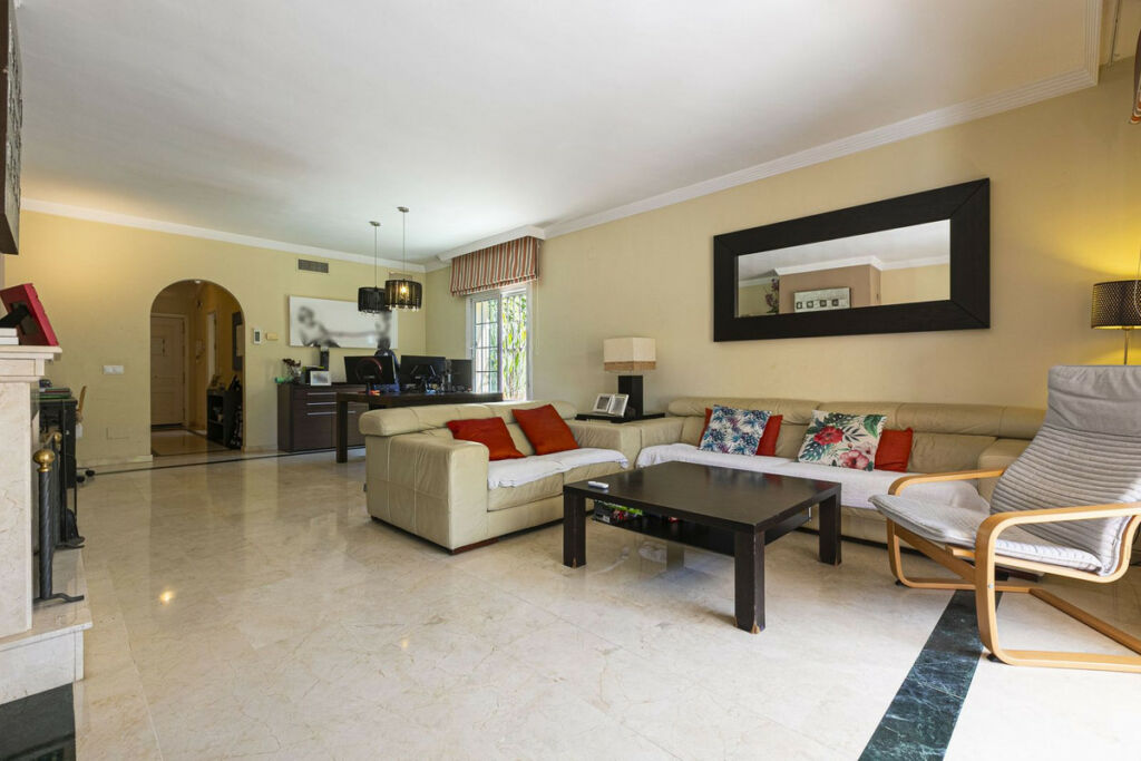 Townhouse Nagüeles Málaga - image 10