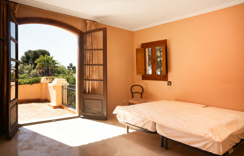 Detached Villa Estepona Málaga - image 10
