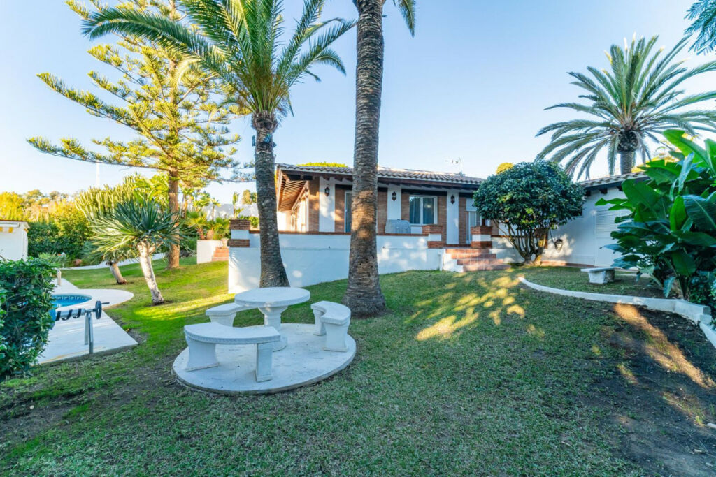 Detached Villa Elviria Málaga - image 10