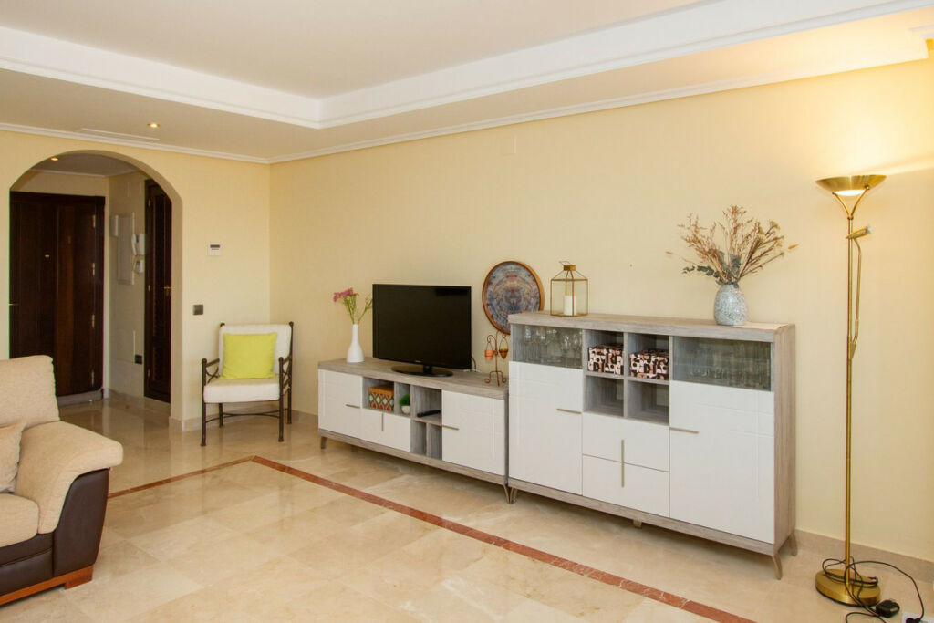 Middle Floor Apartment La Mairena Málaga - image 4