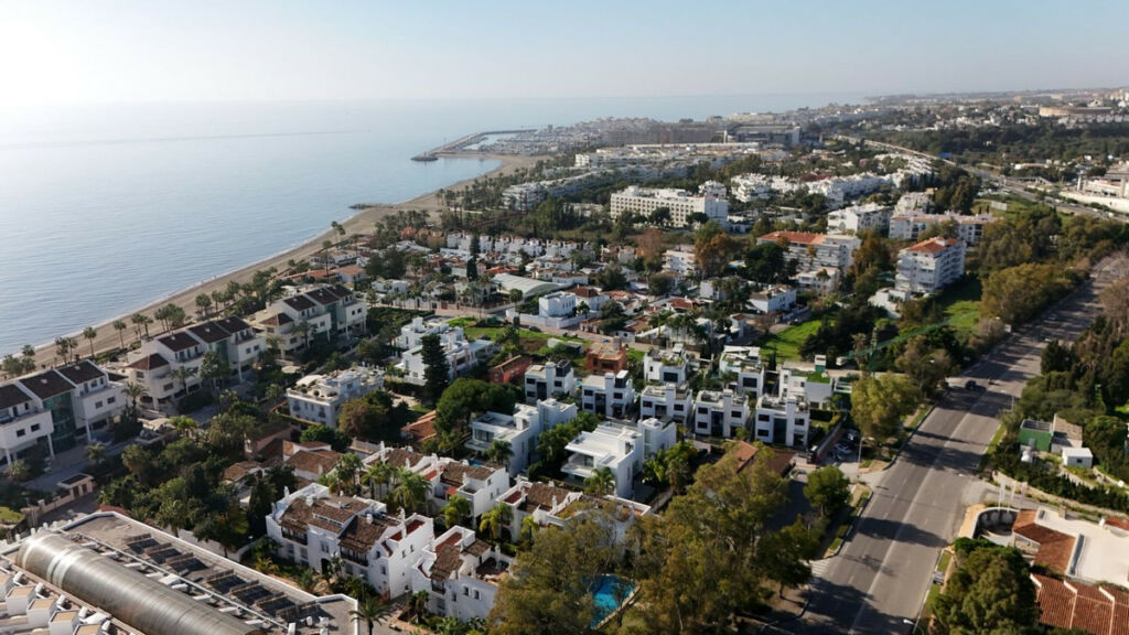 Detached Villa The Golden Mile Málaga - image 11
