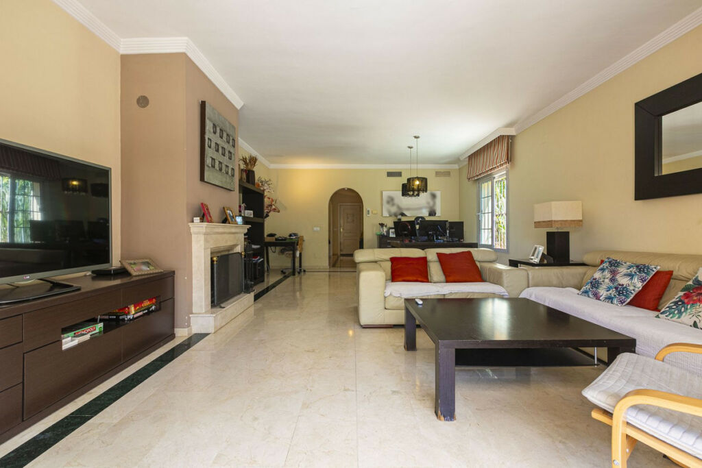 Townhouse Nagüeles Málaga - image 11