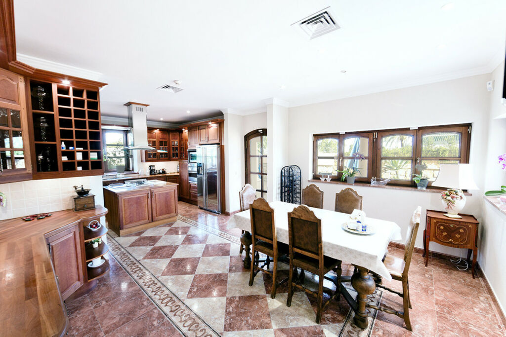 Detached Villa Nueva Andalucía Málaga - image 11
