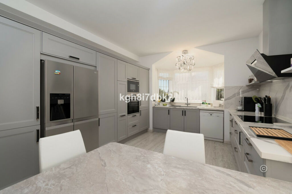 Detached Villa Estepona Málaga - image 12