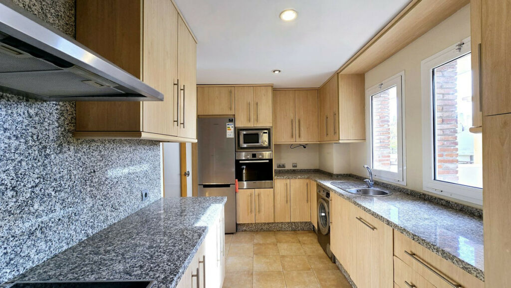Middle Floor Apartment Estepona Málaga - image 11