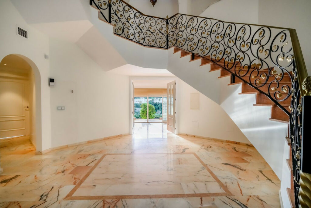 Detached Villa Nueva Andalucía Málaga - image 10