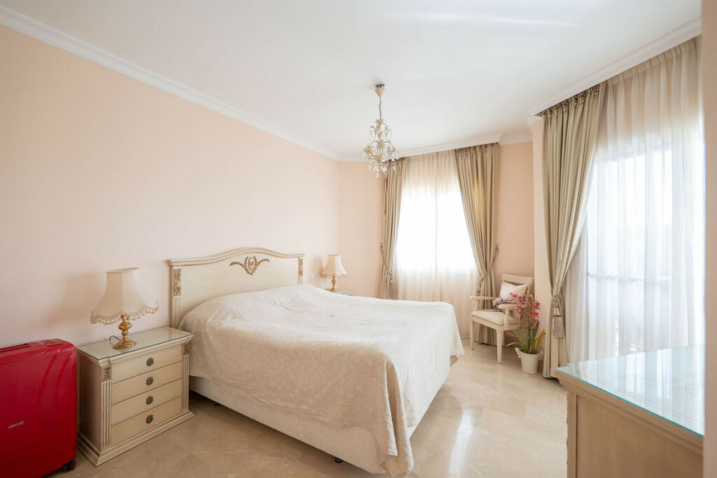 Middle Floor Apartment Estepona Málaga - image 11