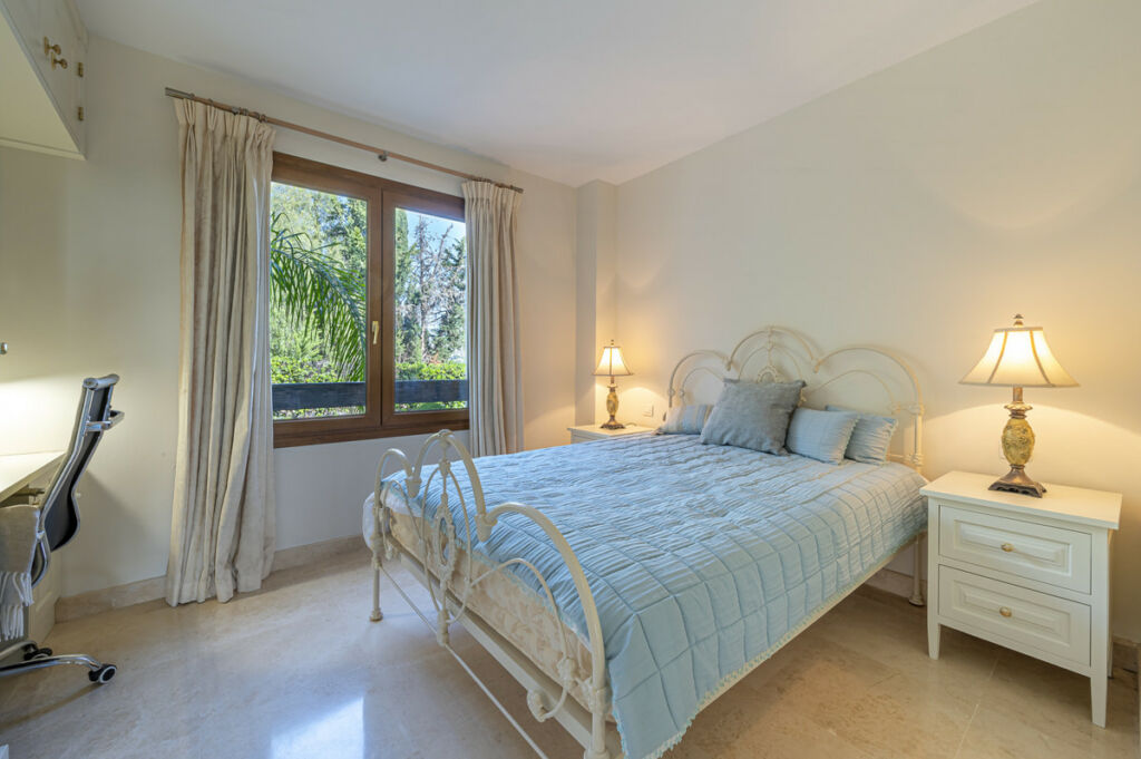 Middle Floor Apartment Estepona Málaga - image 11