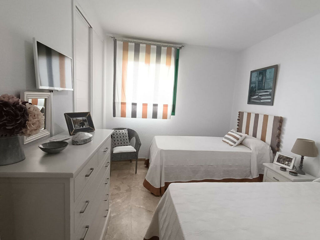 Middle Floor Apartment Estepona Málaga - image 11