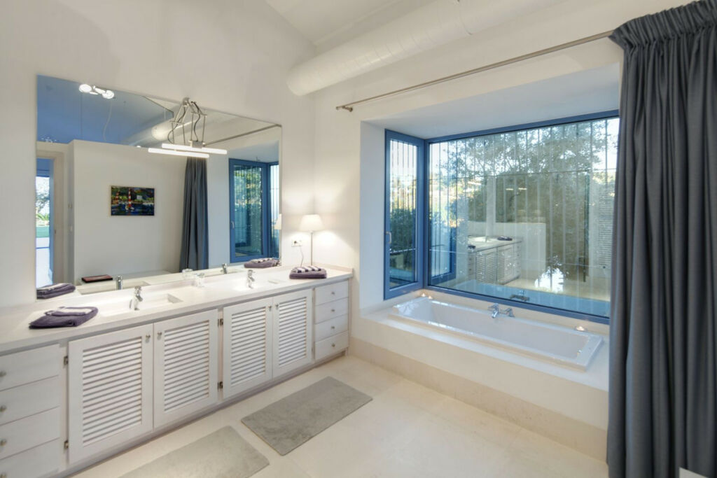Detached Villa Benahavís Málaga - image 11