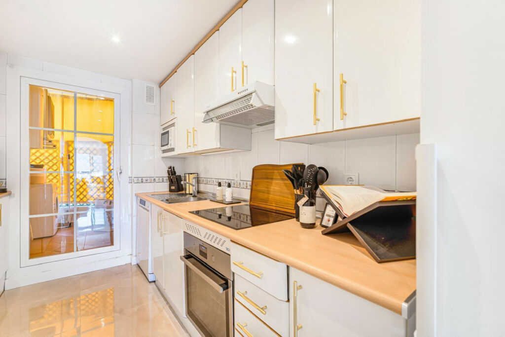 Middle Floor Apartment Aloha Málaga - image 11