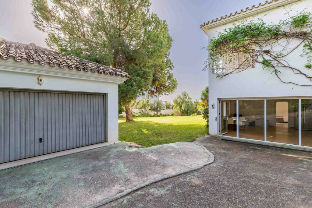 Detached Villa El Paraiso Málaga - image 11