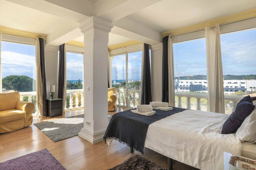 Detached Villa Estepona Málaga - image 4