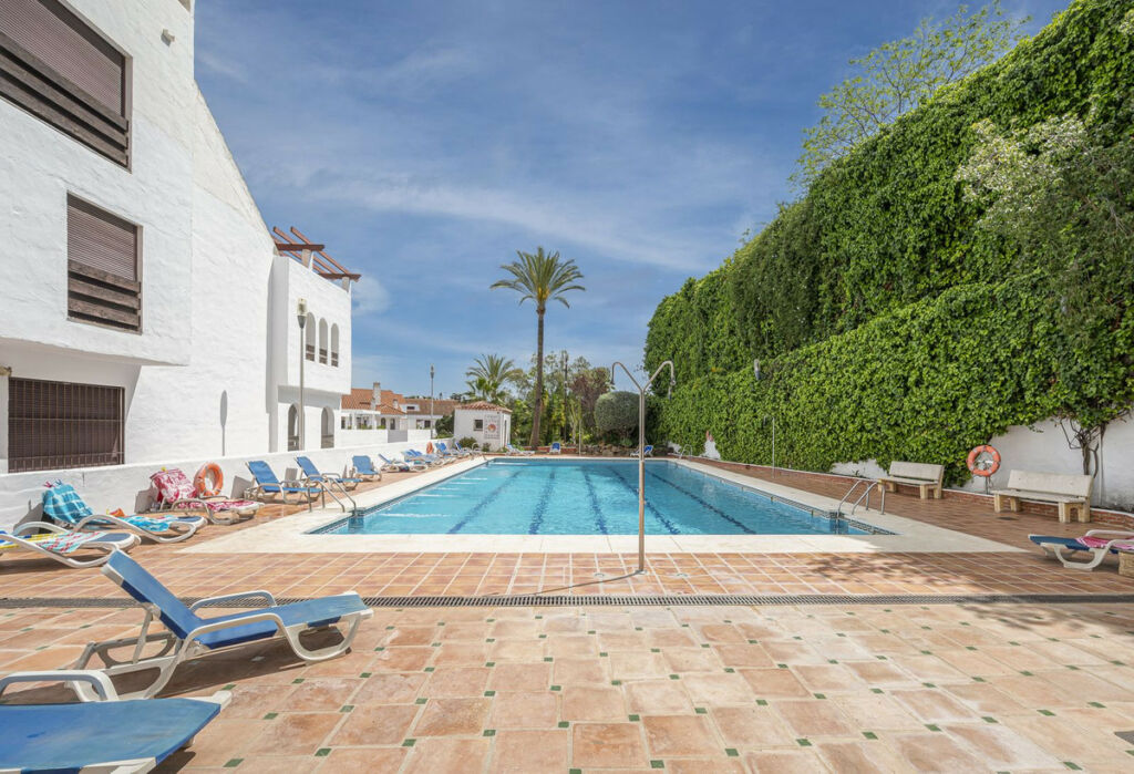 Middle Floor Apartment Nueva Andalucía Málaga - image 11