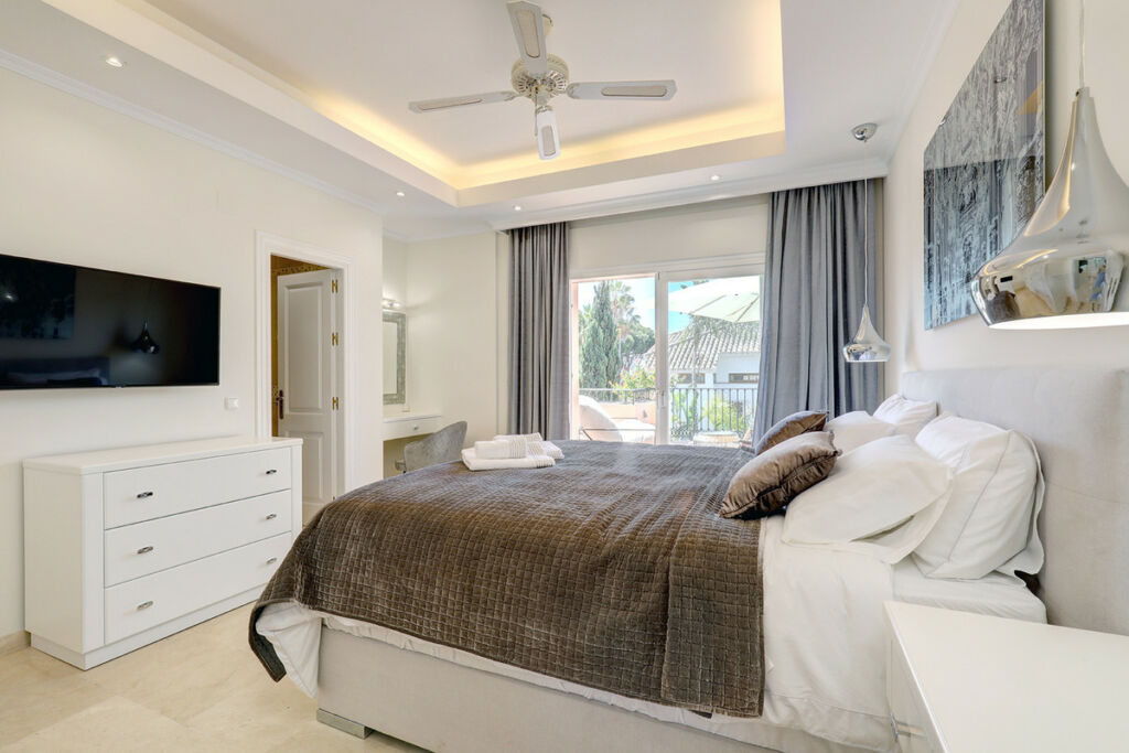 Detached Villa Cabopino Málaga - image 11