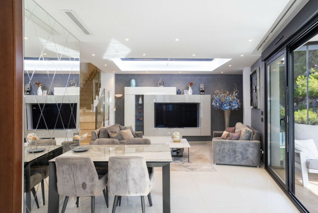 Detached Villa Villamartin Alicante - image 11