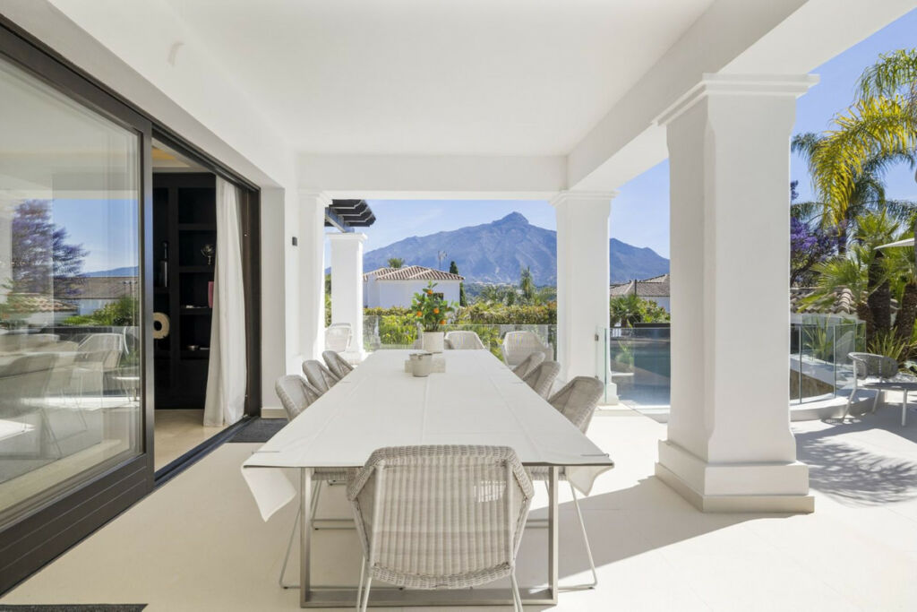 Detached Villa Nueva Andalucía Málaga - image 11