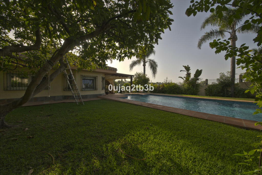 Detached Villa New Golden Mile Málaga - image 11