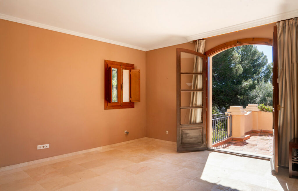 Detached Villa Estepona Málaga - image 11