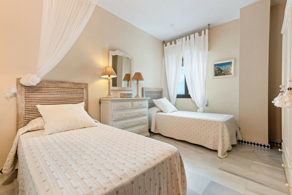 Middle Floor Apartment Estepona Málaga - image 13