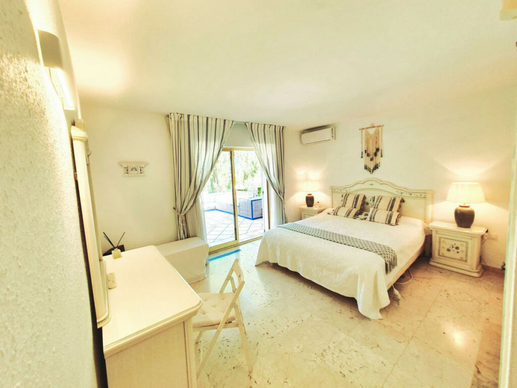 Detached Villa Las Brisas Málaga - image 12