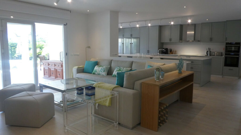 Detached Villa Estepona Málaga - image 12