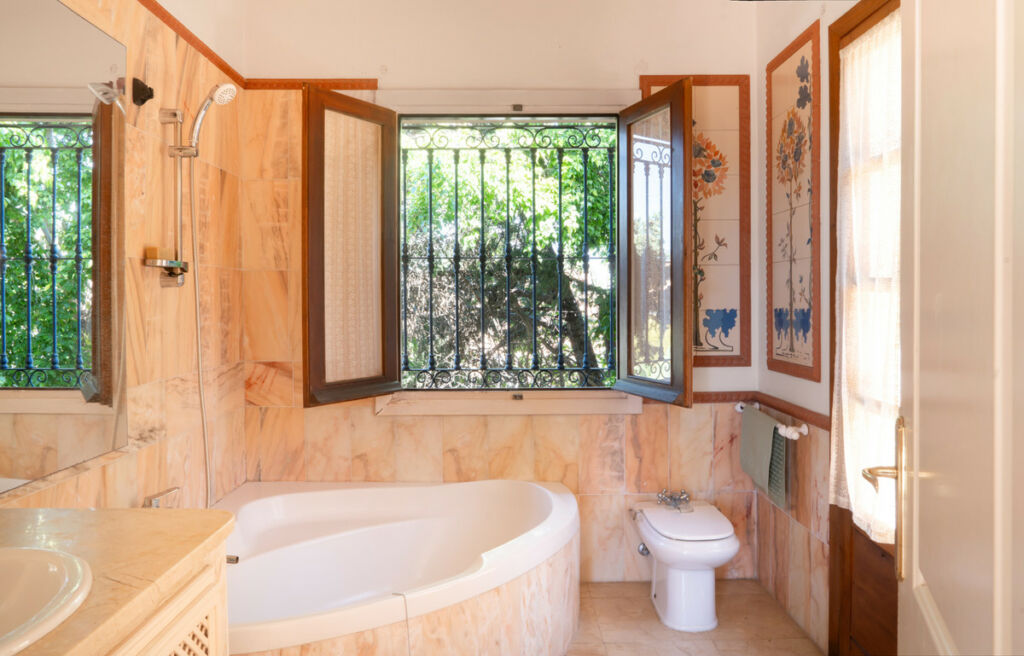 Detached Villa Estepona Málaga - image 12