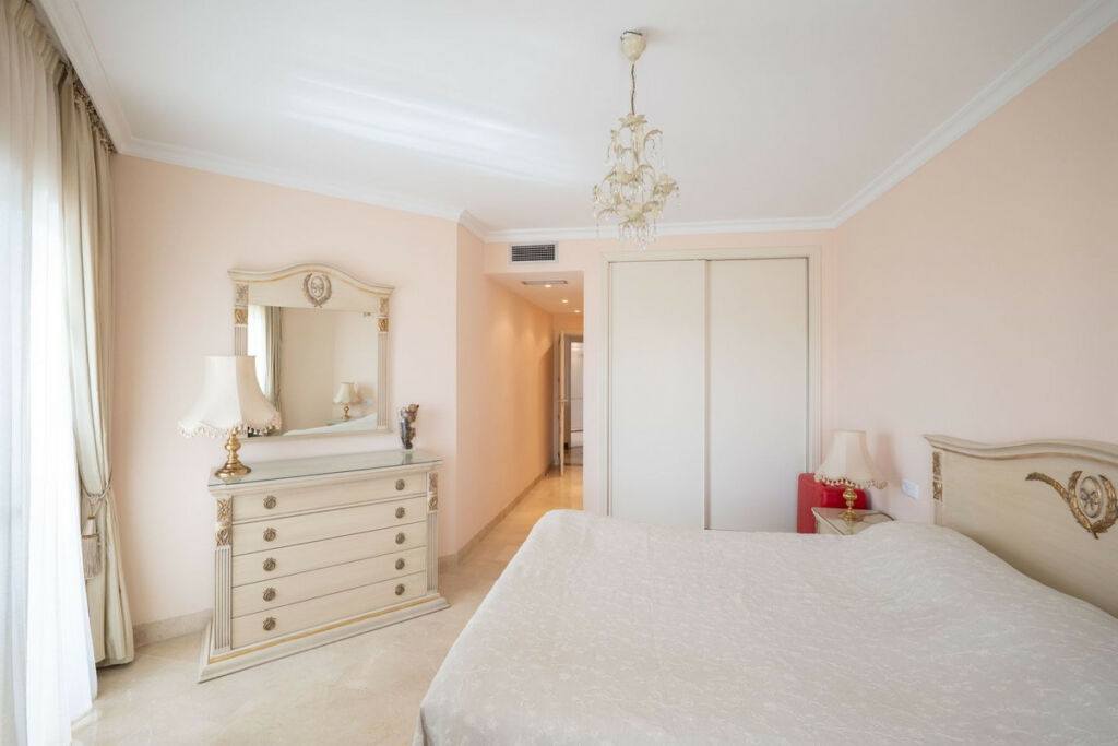 Middle Floor Apartment Estepona Málaga - image 12