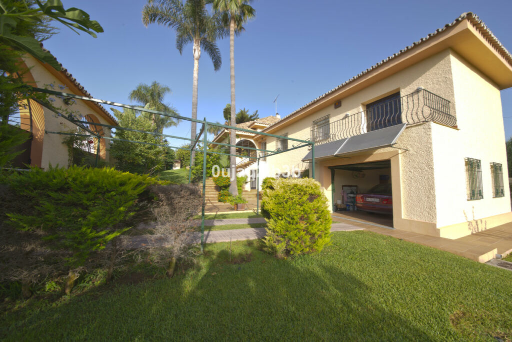Detached Villa New Golden Mile Málaga - image 12
