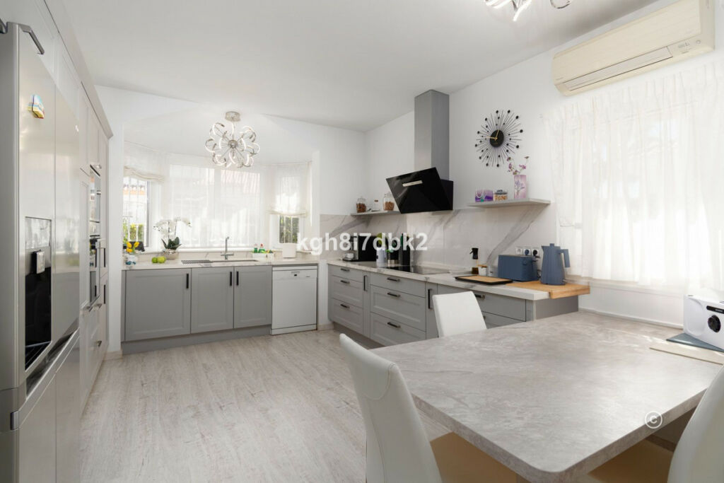 Detached Villa Estepona Málaga - image 13