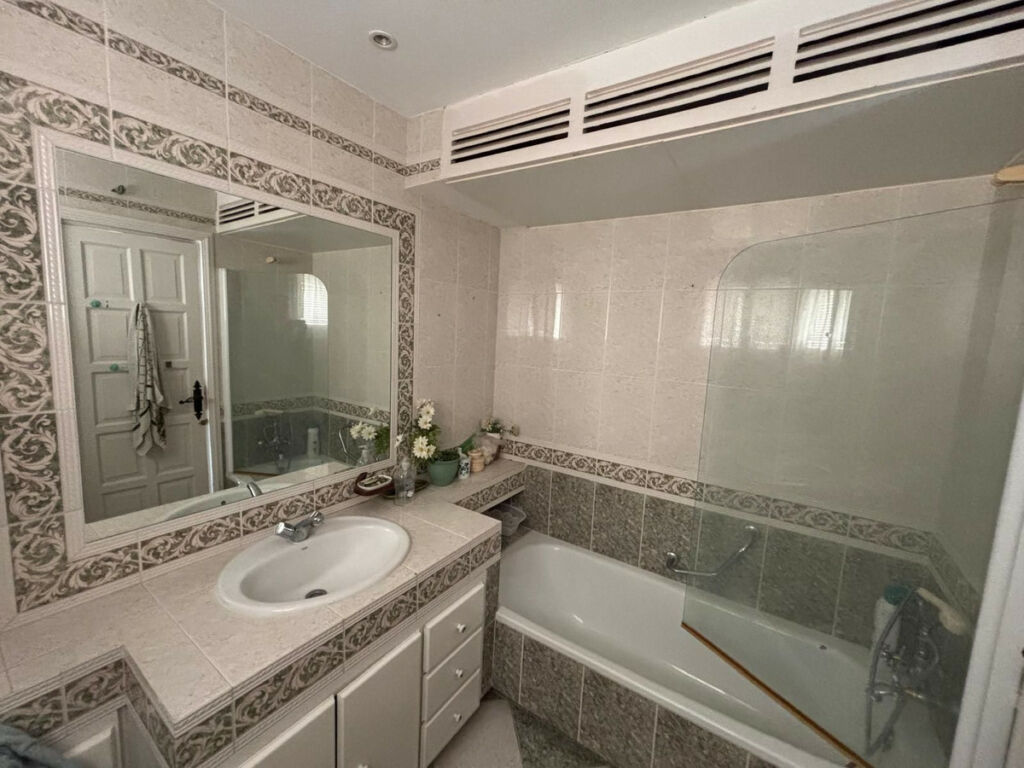 Middle Floor Apartment Nueva Andalucía Málaga - image 12