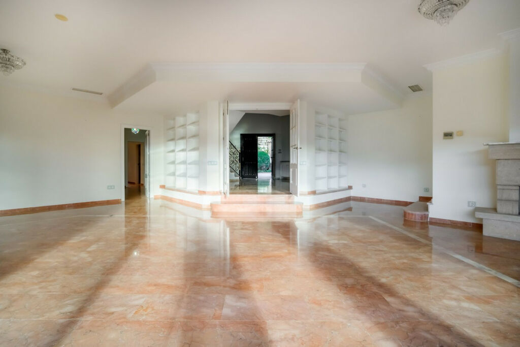 Detached Villa Nueva Andalucía Málaga - image 11