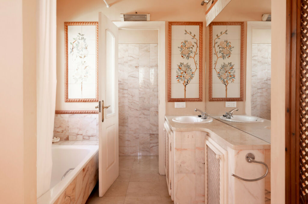Detached Villa Estepona Málaga - image 13