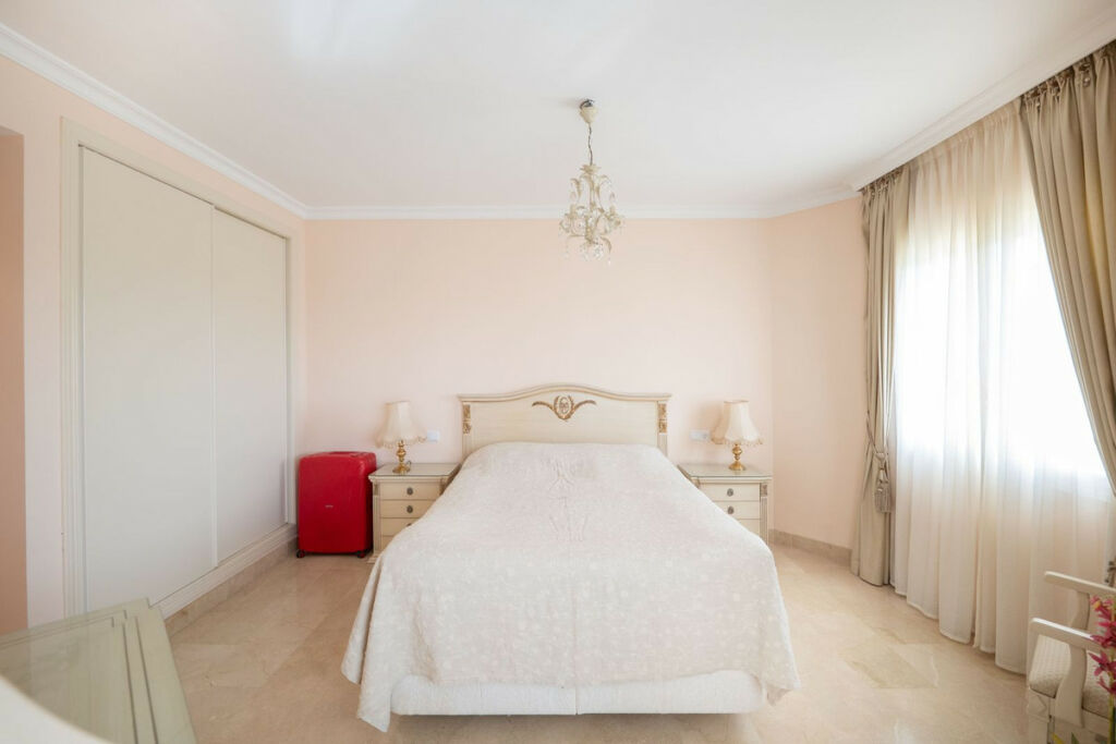 Middle Floor Apartment Estepona Málaga - image 13