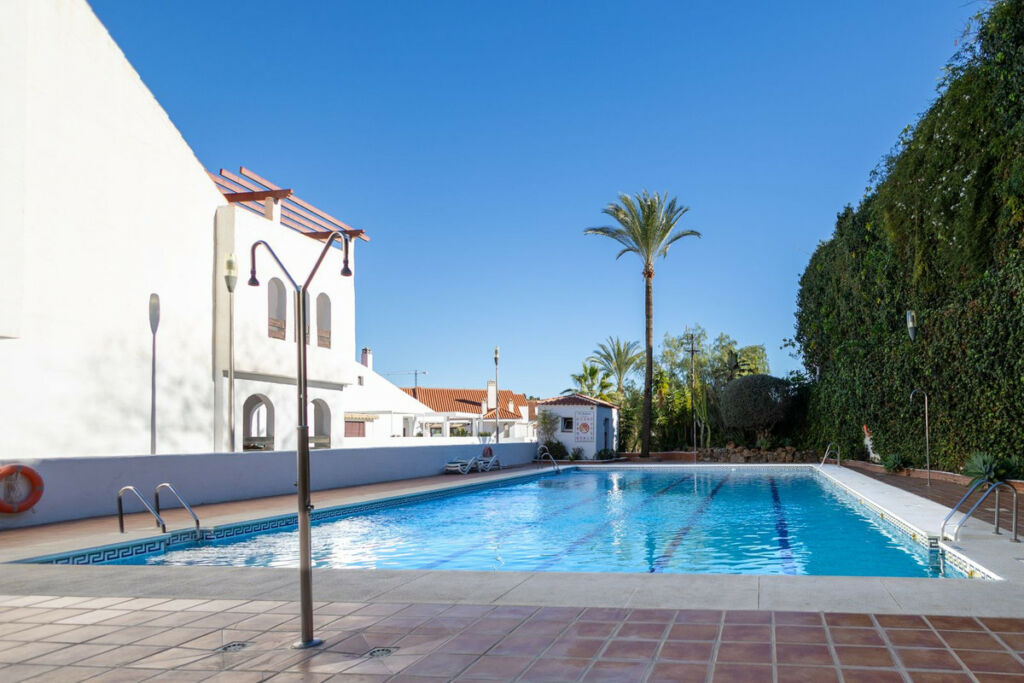 Middle Floor Apartment Nueva Andalucía Málaga - image 13