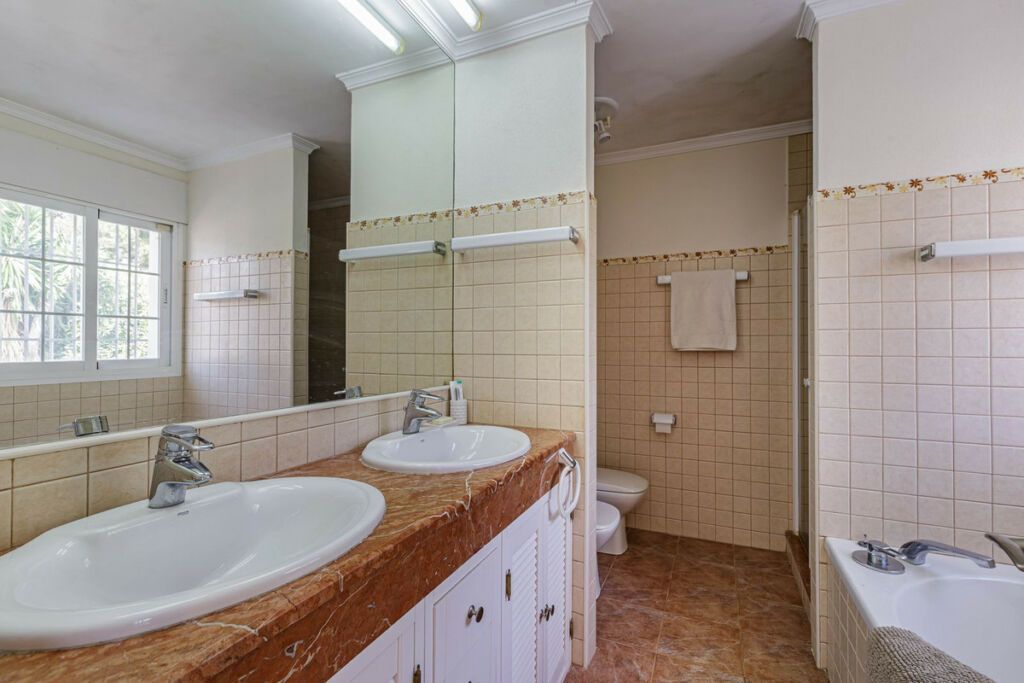 Detached Villa El Paraiso Málaga - image 13