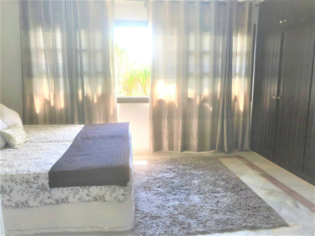 Detached Villa Estepona Málaga - image 13