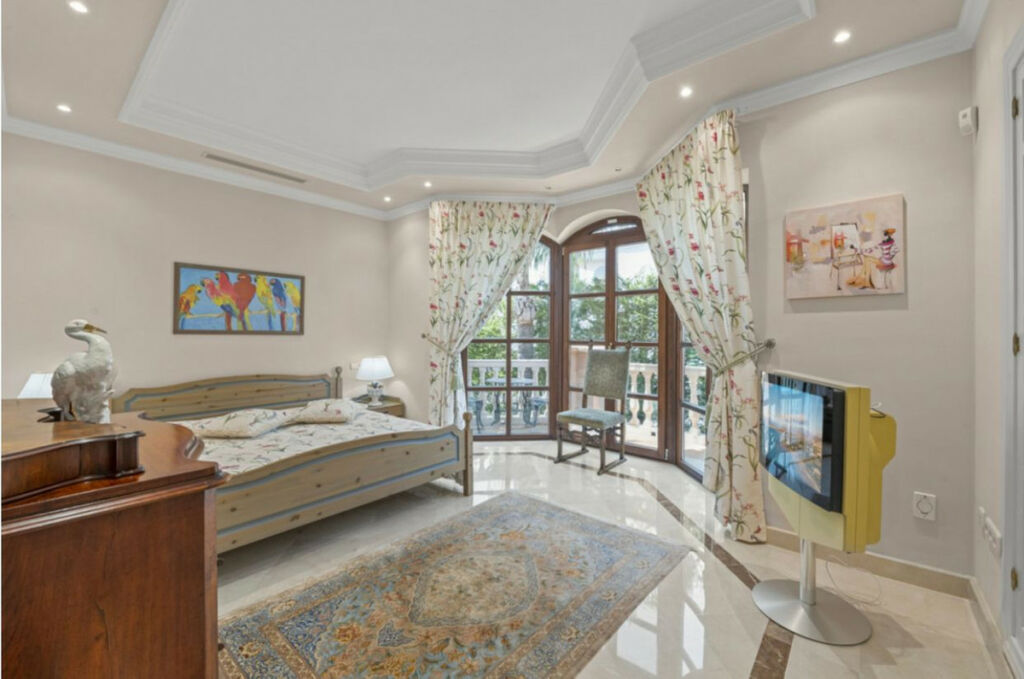 Detached Villa Nueva Andalucía Málaga - image 13