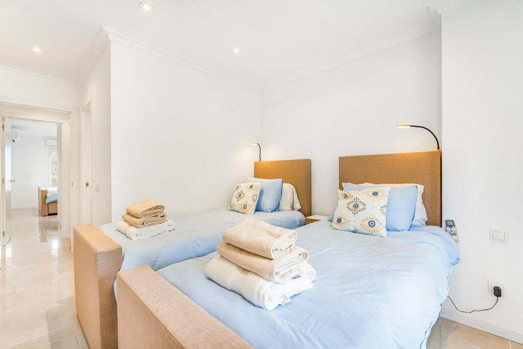 Middle Floor Apartment Aloha Málaga - image 13