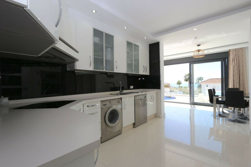 Detached Villa Riviera del Sol Málaga - image 11