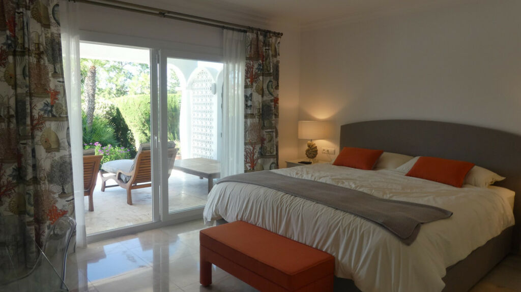 Detached Villa Estepona Málaga - image 13