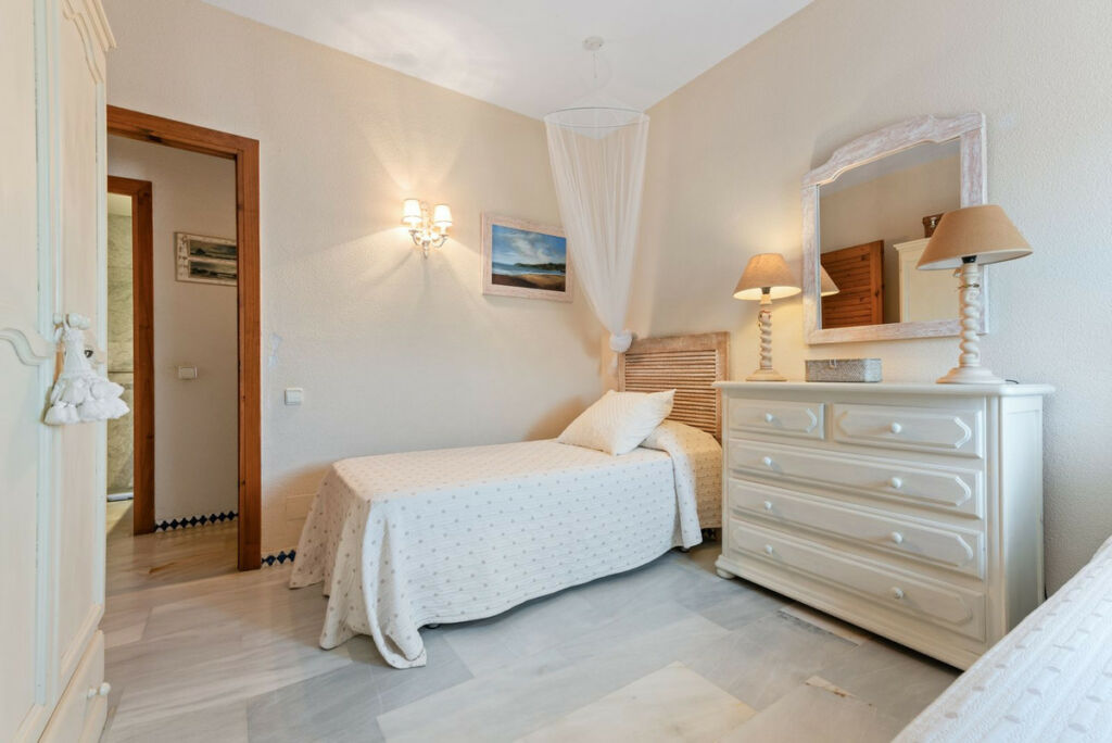 Middle Floor Apartment Estepona Málaga - image 14