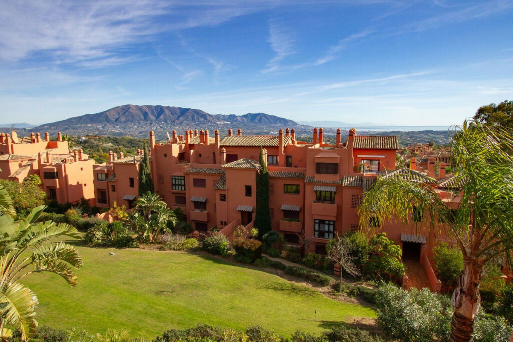 Middle Floor Apartment La Mairena Málaga - image 3