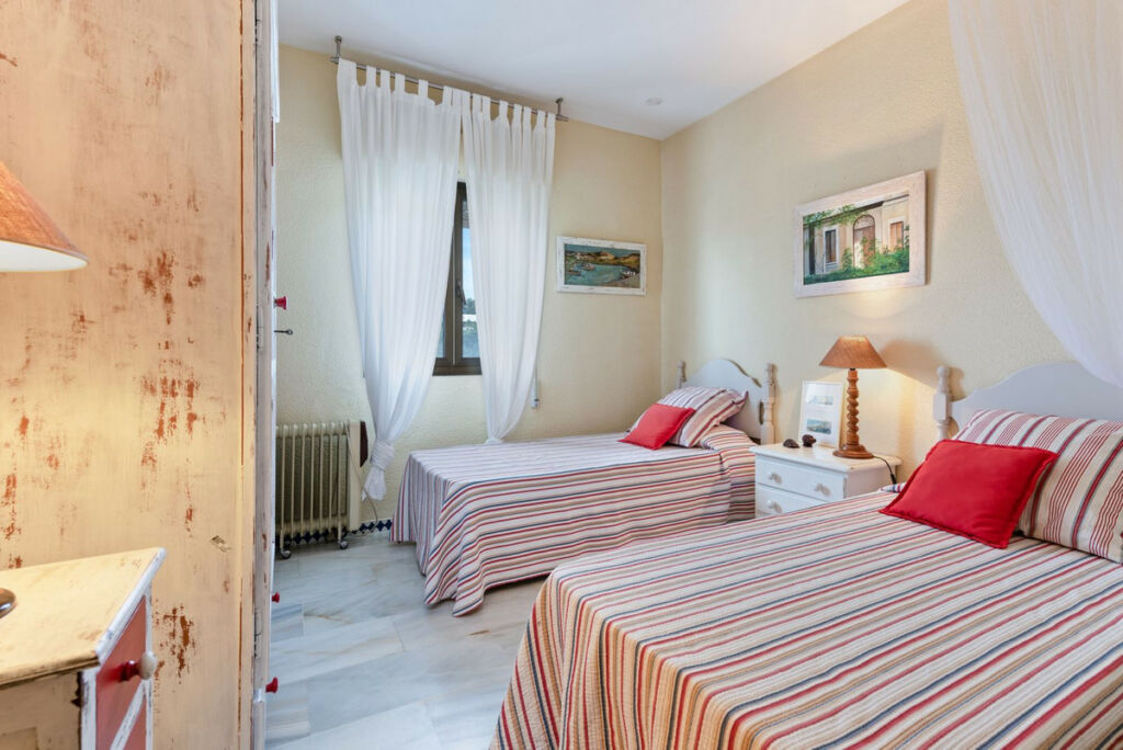 Middle Floor Apartment Estepona Málaga - image 15