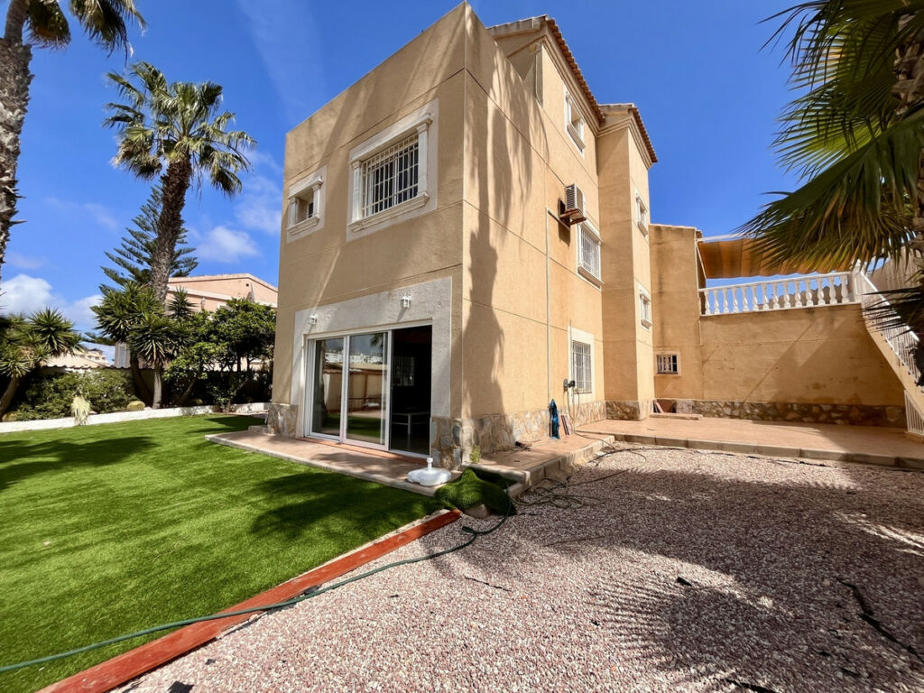 Detached Villa La Zenia Alicante - image 15