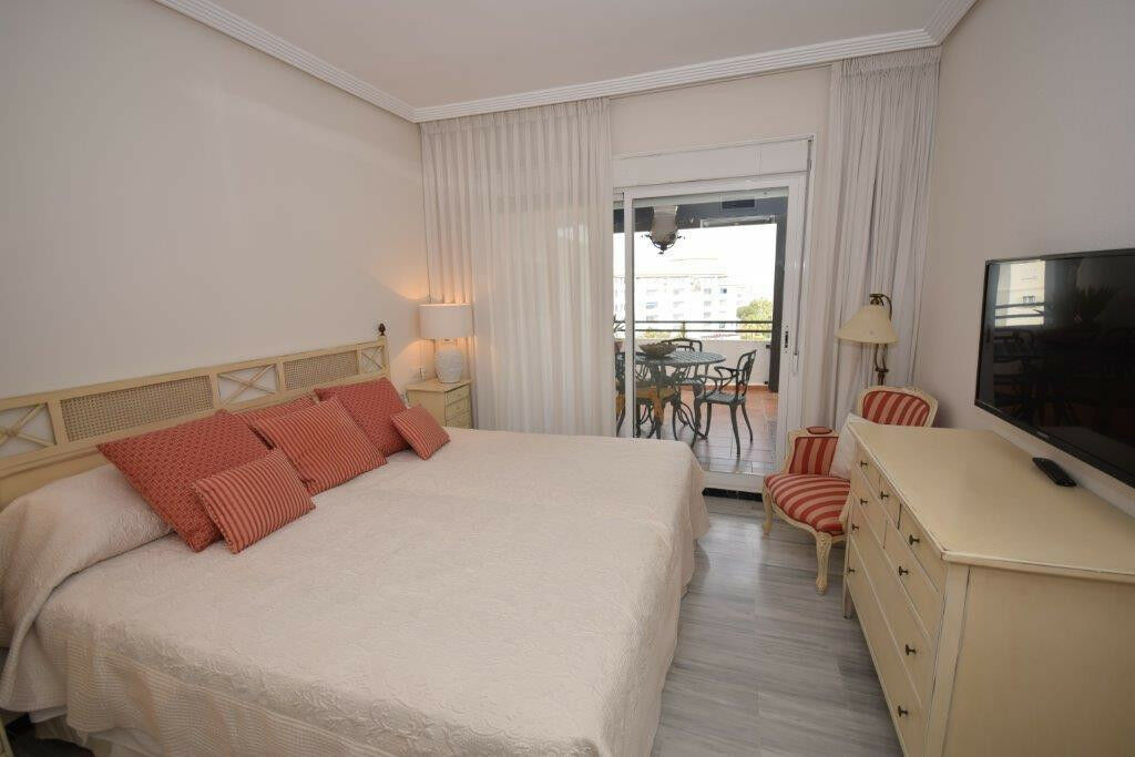 Middle Floor Apartment Puerto Banús Málaga - image 15