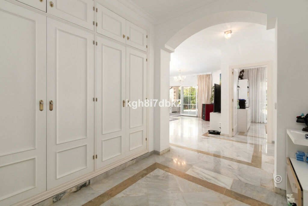 Detached Villa Estepona Málaga - image 16