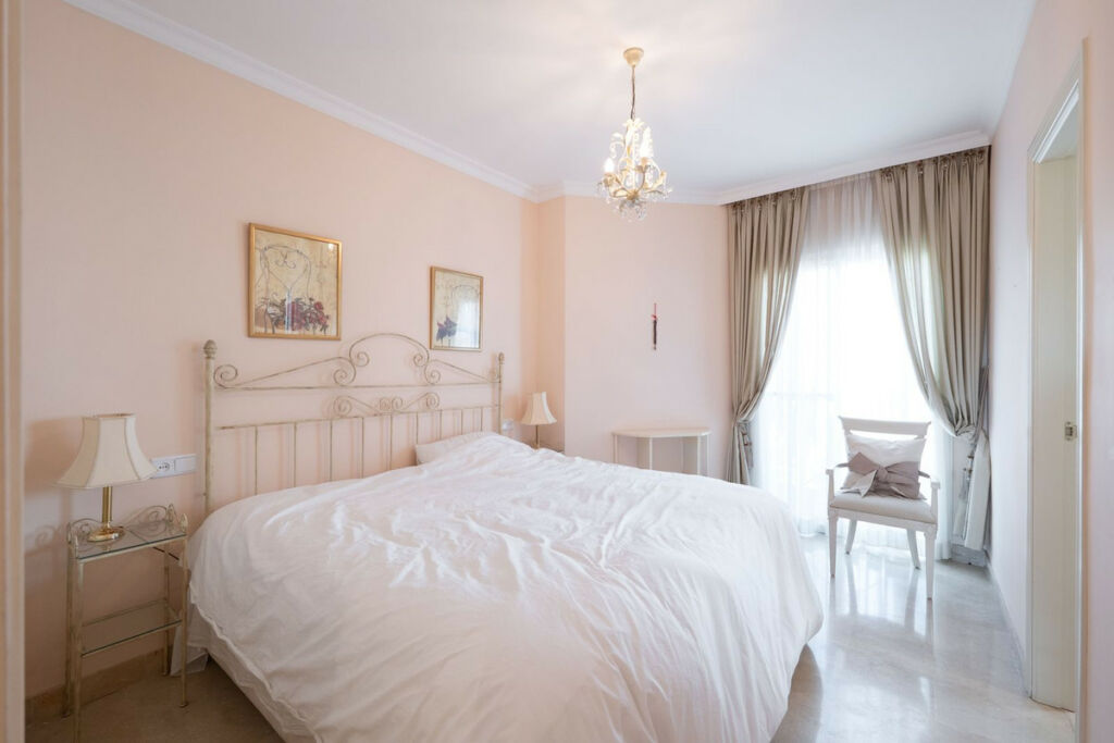 Middle Floor Apartment Estepona Málaga - image 15